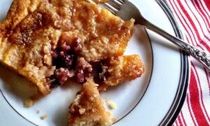 This peach blueberry slab pie is a quick and easy way to bake for a crowd! Roll out your pastry, & add some yummy peaches and blueberries and you have a winner!