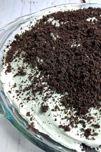 This scrumptiously super EASY no bake grasshopper pie is so light and fluffy – full of delicious Cool Whip, cream cheese, Oreos and Crème de Menthe! With a smooth minty chocolate-y taste, folks will ask for seconds. Think mint chocolate chip ice cream!