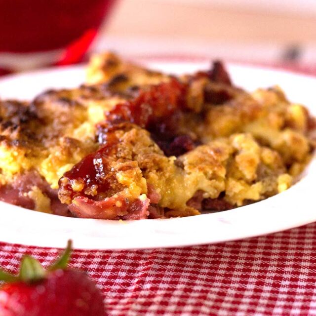 Easy Strawberry Rhubarb Crumble Recipe For When You're In A Hurry
