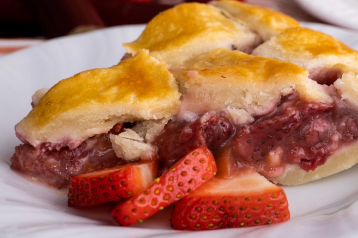Perfect Strawberry Rhubarb Pie Recipe (Video) - Pie Lady Bakes